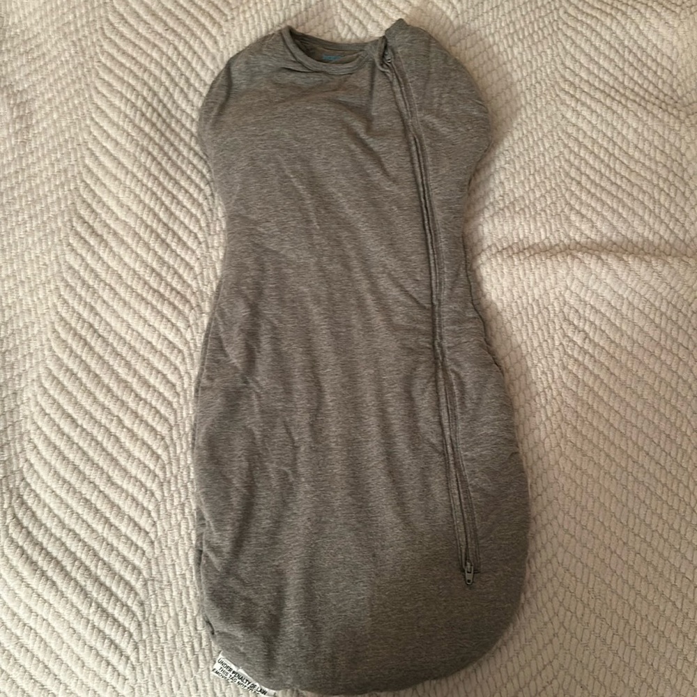 Large grey sleepea comforter swaddle - snoo brand NO WINGS. Excellent condition.